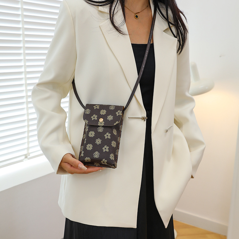 Ručna izrada PU torba, vertikalno kvadratnog oblika, otvaranje s poklopcem, unutarnji džep sa zatvaračem, PU podstava — urban stil jednostavnosti za svakodnevnu upotrebu