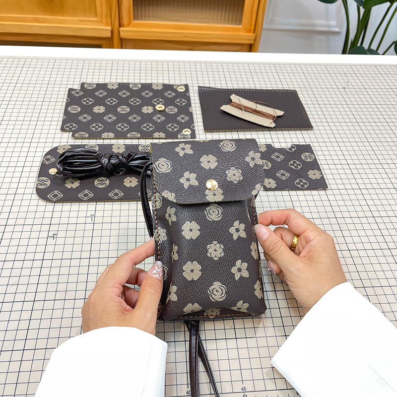 Ručna izrada PU torba, vertikalno kvadratnog oblika, otvaranje s poklopcem, unutarnji džep sa zatvaračem, PU podstava — urban stil jednostavnosti za svakodnevnu upotrebu