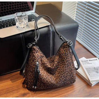 Kožna torba s leopard uzorkom, horizontalna kvadratna forma, zatvaranje na zip, jesen 2025