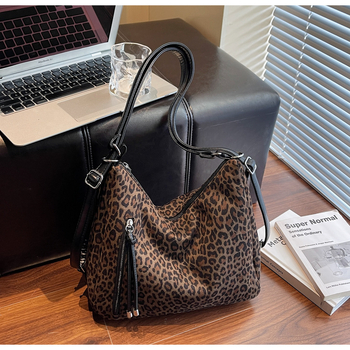 Kožna torba s leopard uzorkom, horizontalna kvadratna forma, zatvaranje na zip, jesen 2025