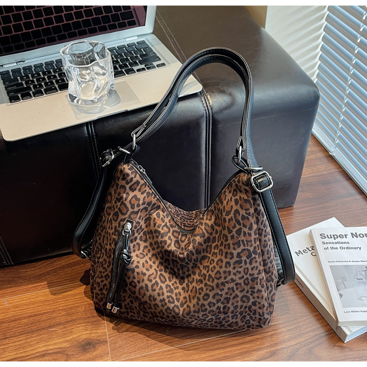 Kožna torba s leopard uzorkom, horizontalna kvadratna forma, zatvaranje na zip, jesen 2025