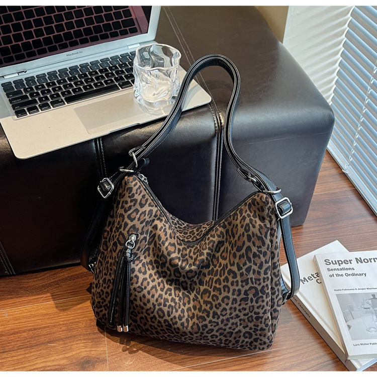 Kožna torba s leopard uzorkom, horizontalna kvadratna forma, zatvaranje na zip, jesen 2025