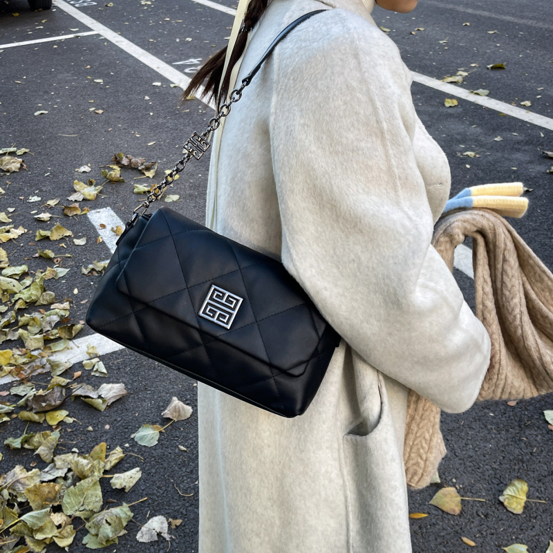 Torba za ramena s dijamantnim prešivanjem, PU materijal, zatvaranje s kapom, unutarnja zip kapsa, jednoručni remen, Zima 2025