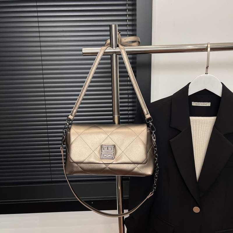 Torba za ramena s dijamantnim prešivanjem, PU materijal, zatvaranje s kapom, unutarnja zip kapsa, jednoručni remen, Zima 2025