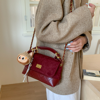 Mala kvadratna PU torba, gradski minimalistički stil, zatvaranje na zip, jedna naramenica, unutarnja pretinac za telefon