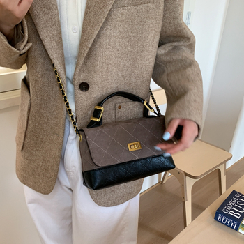 Mala kvadratna PU torba, gradski minimalistički stil, zatvaranje na zip, jedna naramenica, unutarnja pretinac za telefon