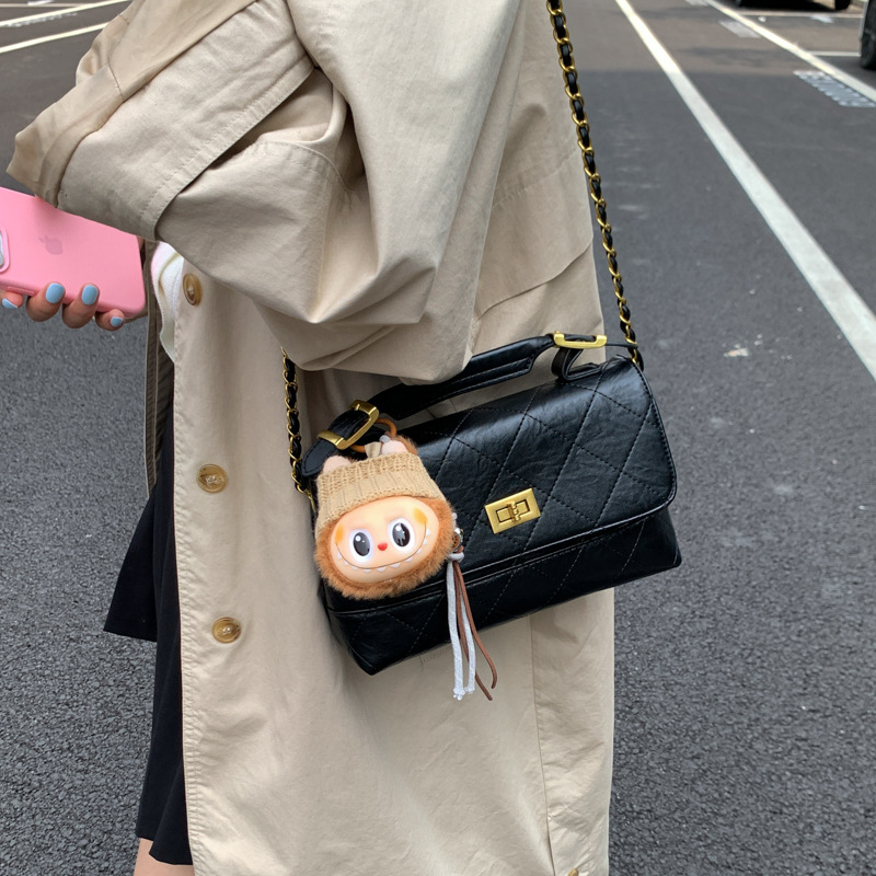 Mala kvadratna PU torba, gradski minimalistički stil, zatvaranje na zip, jedna naramenica, unutarnja pretinac za telefon