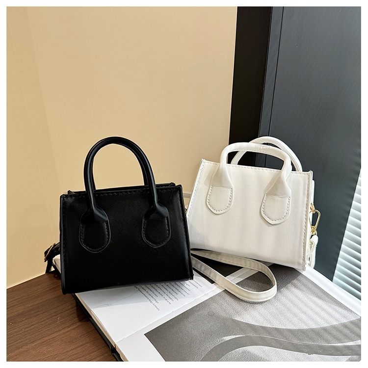 Crossbody kvadratna torbica od PU, podstava od sintetičke kože, zatvaranje šnuralom, vodoravni oblik, unutarnja džep na zip