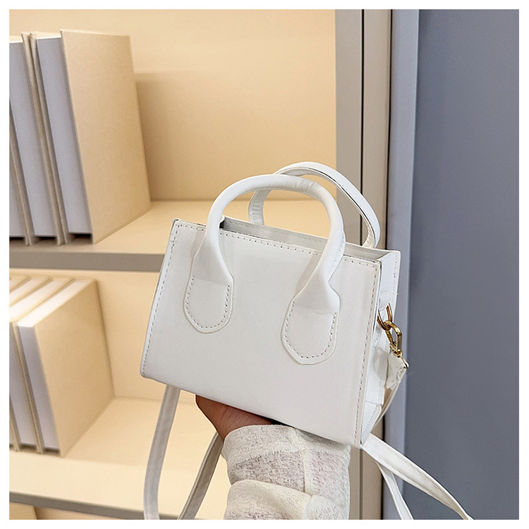 Crossbody kvadratna torbica od PU, podstava od sintetičke kože, zatvaranje šnuralom, vodoravni oblik, unutarnja džep na zip