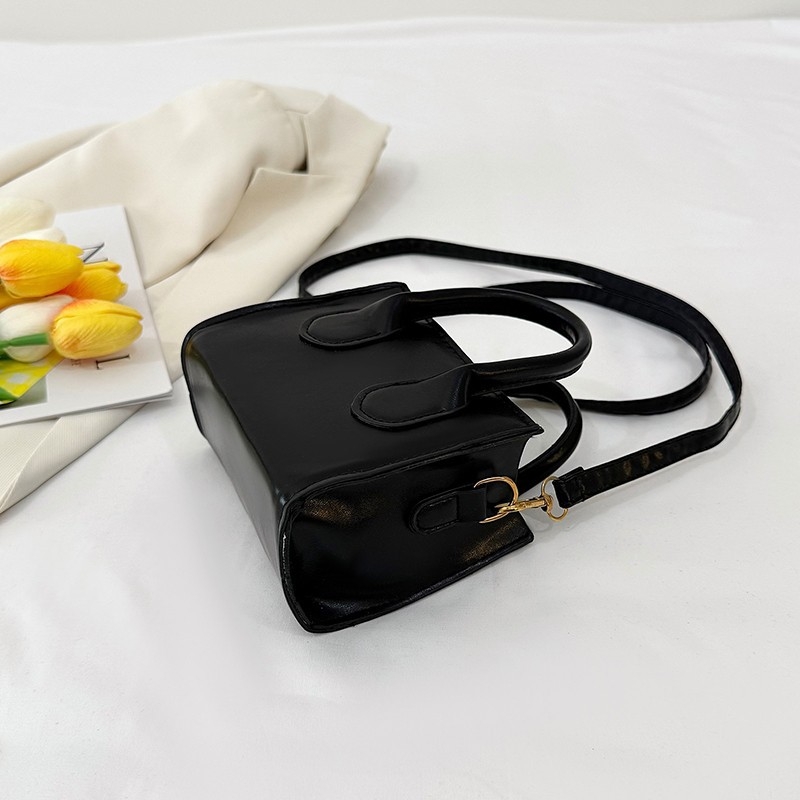 Crossbody kvadratna torbica od PU, podstava od sintetičke kože, zatvaranje šnuralom, vodoravni oblik, unutarnja džep na zip