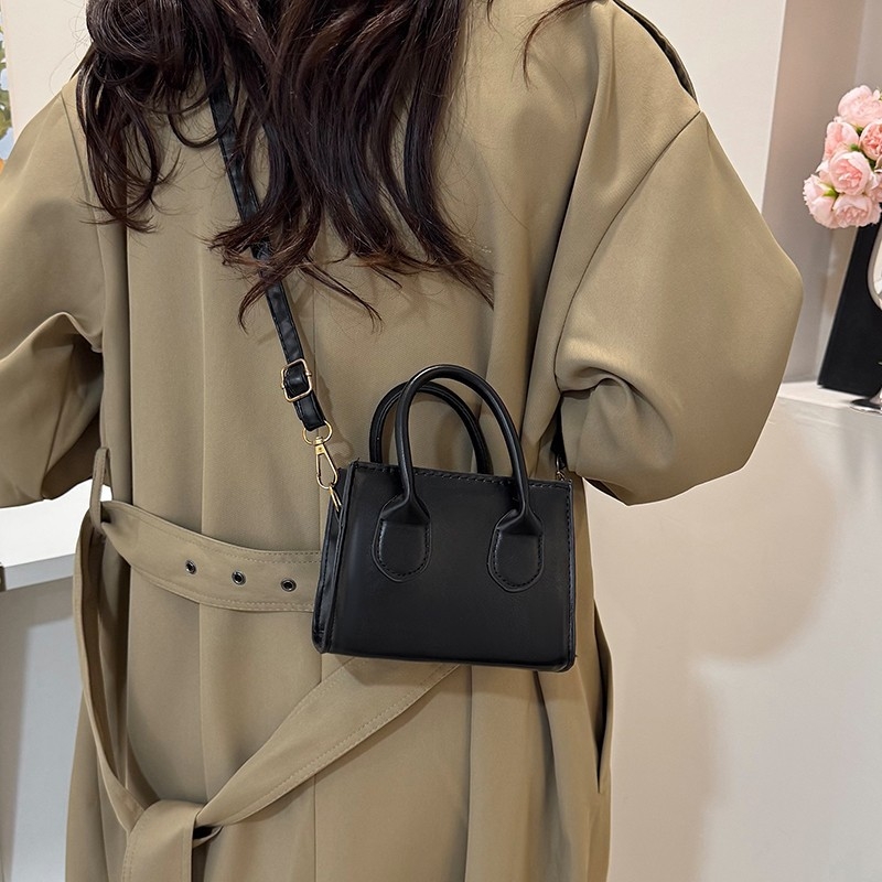 Crossbody kvadratna torbica od PU, podstava od sintetičke kože, zatvaranje šnuralom, vodoravni oblik, unutarnja džep na zip