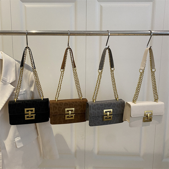 Torba preko ramena u street stilu od Oxford tkanine, horizontalnog kvadratnog oblika, zatvarač na zip, unutarnja džep sa zipom.