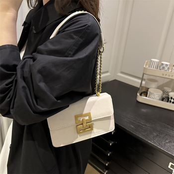 Torba preko ramena u street stilu od Oxford tkanine, horizontalnog kvadratnog oblika, zatvarač na zip, unutarnja džep sa zipom.