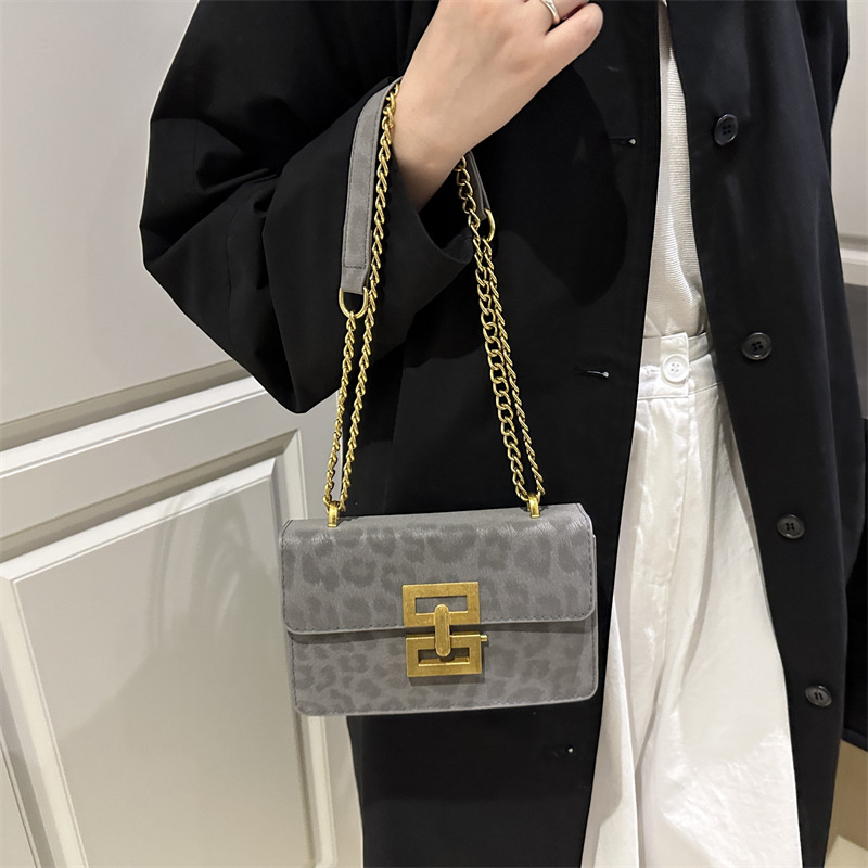 Torba preko ramena u street stilu od Oxford tkanine, horizontalnog kvadratnog oblika, zatvarač na zip, unutarnja džep sa zipom.