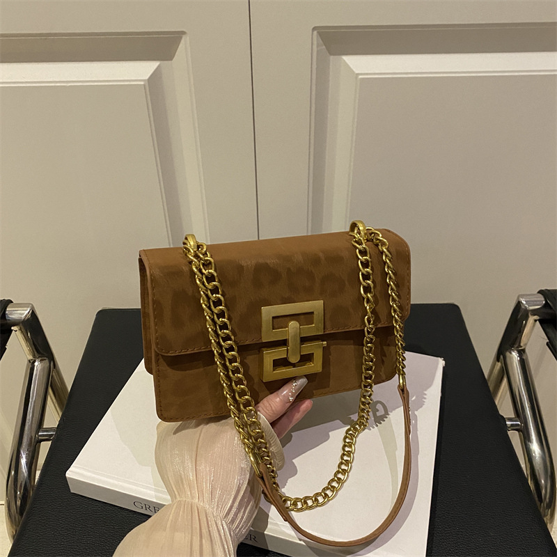 Torba preko ramena u street stilu od Oxford tkanine, horizontalnog kvadratnog oblika, zatvarač na zip, unutarnja džep sa zipom.