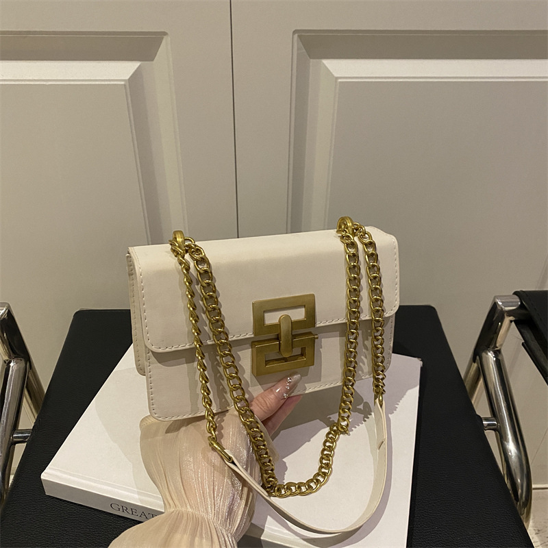 Torba preko ramena u street stilu od Oxford tkanine, horizontalnog kvadratnog oblika, zatvarač na zip, unutarnja džep sa zipom.