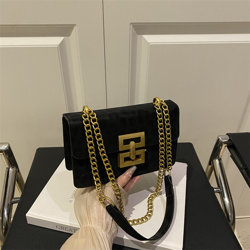 Torba preko ramena u street stilu od Oxford tkanine, horizontalnog kvadratnog oblika, zatvarač na zip, unutarnja džep sa zipom.