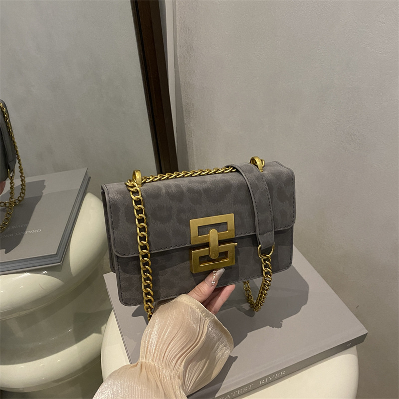 Torba preko ramena u street stilu od Oxford tkanine, horizontalnog kvadratnog oblika, zatvarač na zip, unutarnja džep sa zipom.