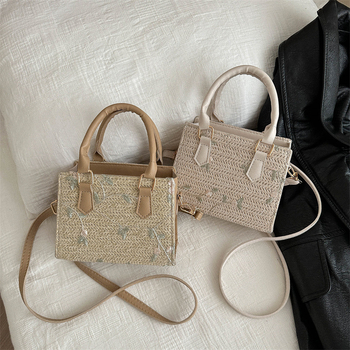 Pletena torba za svakodnevnu upotrebu – horizontalan kvadratni oblik, zatvarač, unutarnji džepovi za telefon i osobnu iskaznicu, jedna naramnica