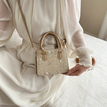 Pletena torba za svakodnevnu upotrebu – horizontalan kvadratni oblik, zatvarač, unutarnji džepovi za telefon i osobnu iskaznicu, jedna naramnica