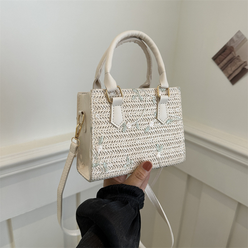 Pletena torba za svakodnevnu upotrebu – horizontalan kvadratni oblik, zatvarač, unutarnji džepovi za telefon i osobnu iskaznicu, jedna naramnica