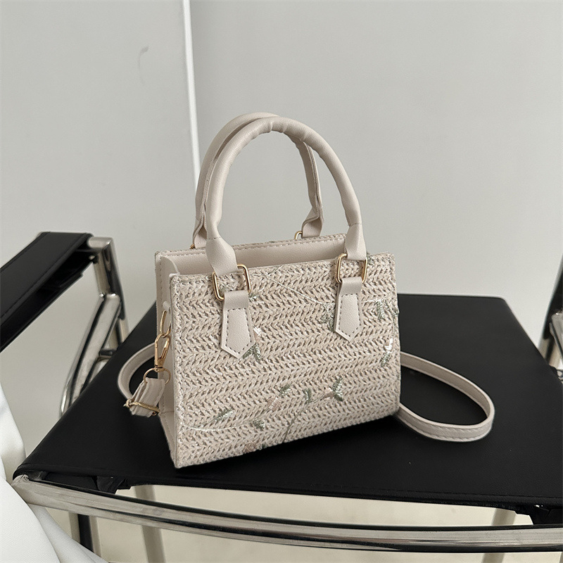 Pletena torba za svakodnevnu upotrebu – horizontalan kvadratni oblik, zatvarač, unutarnji džepovi za telefon i osobnu iskaznicu, jedna naramnica