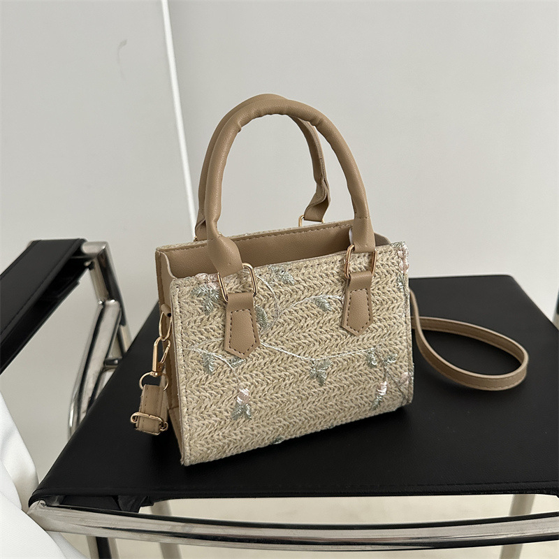 Pletena torba za svakodnevnu upotrebu – horizontalan kvadratni oblik, zatvarač, unutarnji džepovi za telefon i osobnu iskaznicu, jedna naramnica