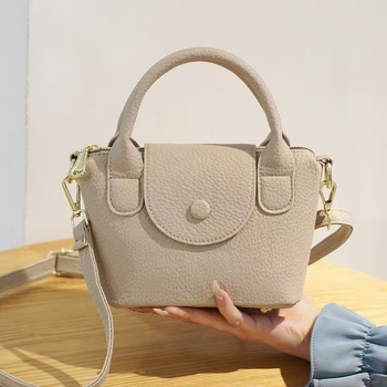 Yifeidi PU ženska torbica za ramena - ulični stil, vodoravni kvadratni oblik, zatvarač, laminirano unutrašnje, proljeće 2025