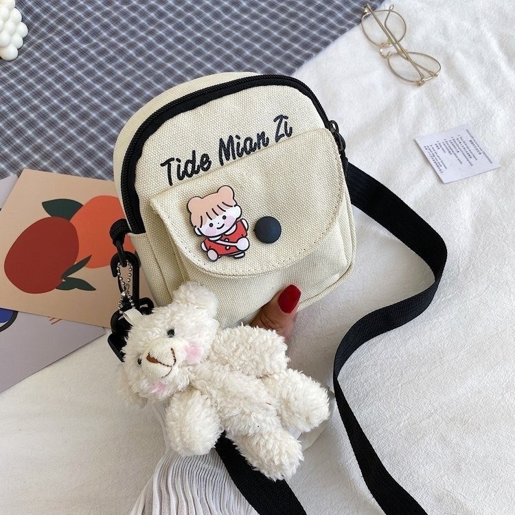 Kanvas torba za ramena u street stilu, mala kvadratna forma, vertikalni dizajn, zatvarač