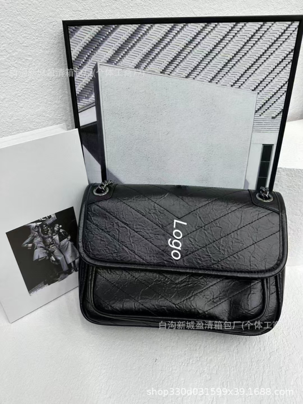 PU bőr crossbody táska, romb mintázat, láncos vállpánt, felső kupakos záródású, belső zsebek: cipzár, telefon és ID zseb