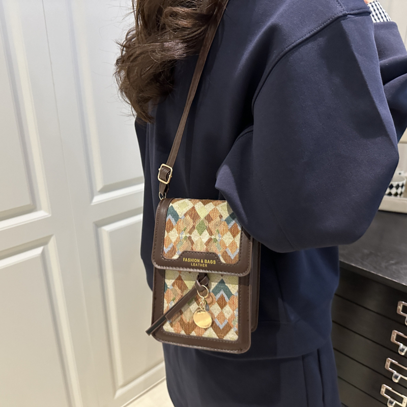 Ženska mini kvadratna torbica za telefon s teksturiranom brodom, vintage stil, crossbody torba, jesen 2025