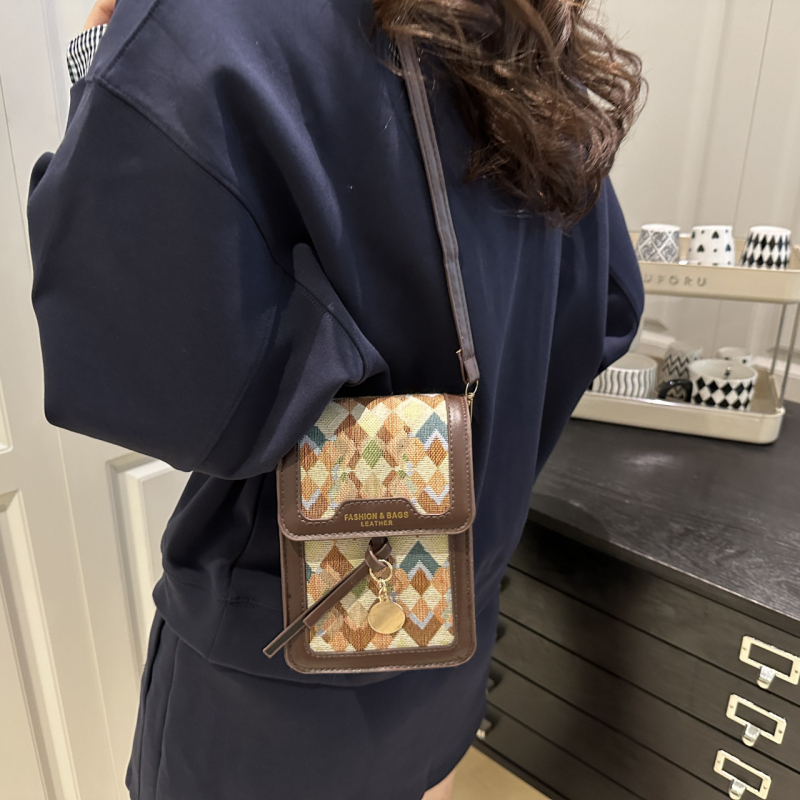 Ženska mini kvadratna torbica za telefon s teksturiranom brodom, vintage stil, crossbody torba, jesen 2025