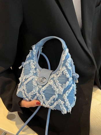 Denim torba s quiltanim uzorkom u obliku dumpling, crossbody s resicom