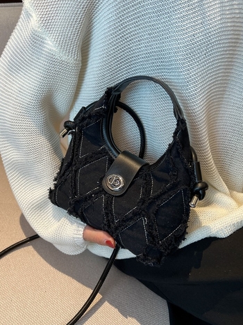 Denim torba s quiltanim uzorkom u obliku dumpling, crossbody s resicom