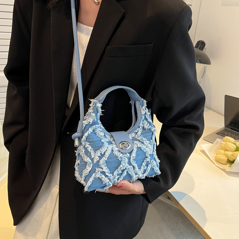 Denim torba s quiltanim uzorkom u obliku dumpling, crossbody s resicom