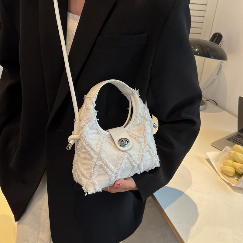 Denim torba s quiltanim uzorkom u obliku dumpling, crossbody s resicom