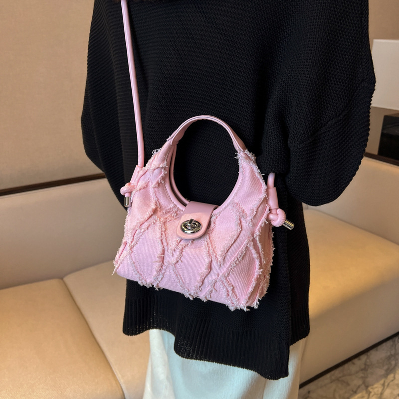 Denim torba s quiltanim uzorkom u obliku dumpling, crossbody s resicom