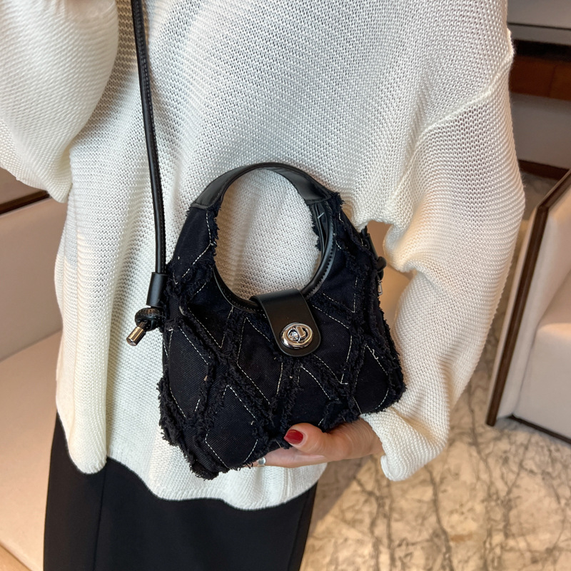 Denim torba s quiltanim uzorkom u obliku dumpling, crossbody s resicom