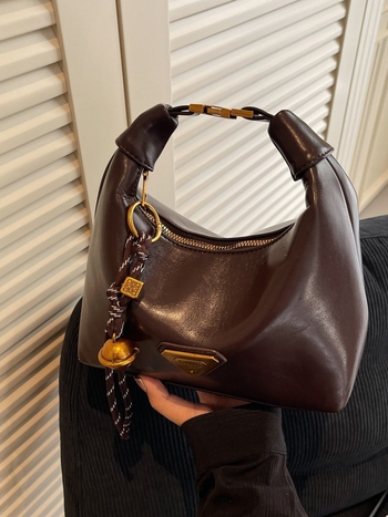 PU kožna crossbody torbica s horizontalnim kvadratnim oblikom, zatvaranje zipom, poliester podstava, unutarnji džepovi: džep sa zipom, džep za telefon, džep za dokumente; jedna naramenica; svakodnevna upotreba; Proljeće 2025