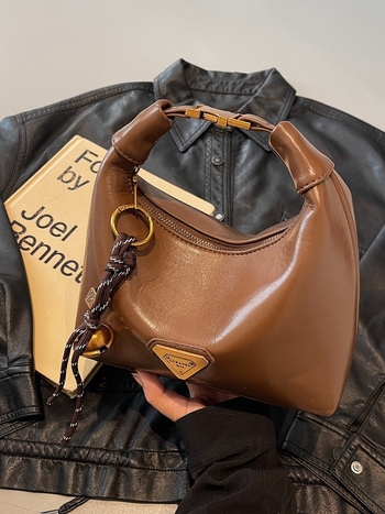 PU kožna crossbody torbica s horizontalnim kvadratnim oblikom, zatvaranje zipom, poliester podstava, unutarnji džepovi: džep sa zipom, džep za telefon, džep za dokumente; jedna naramenica; svakodnevna upotreba; Proljeće 2025