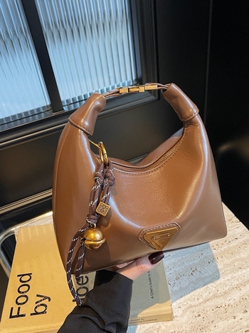 PU kožna crossbody torbica s horizontalnim kvadratnim oblikom, zatvaranje zipom, poliester podstava, unutarnji džepovi: džep sa zipom, džep za telefon, džep za dokumente; jedna naramenica; svakodnevna upotreba; Proljeće 2025