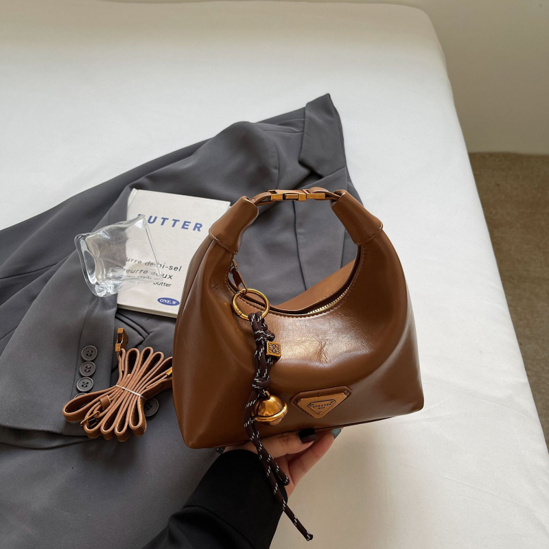 PU kožna crossbody torbica s horizontalnim kvadratnim oblikom, zatvaranje zipom, poliester podstava, unutarnji džepovi: džep sa zipom, džep za telefon, džep za dokumente; jedna naramenica; svakodnevna upotreba; Proljeće 2025