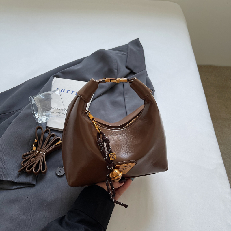 PU kožna crossbody torbica s horizontalnim kvadratnim oblikom, zatvaranje zipom, poliester podstava, unutarnji džepovi: džep sa zipom, džep za telefon, džep za dokumente; jedna naramenica; svakodnevna upotreba; Proljeće 2025