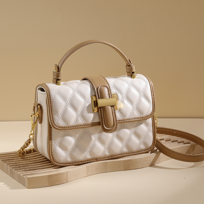 Crossbody torbica od PU, horizontalnog kvadratnog oblika, zatvaranje na zip, podstava od poliestera, gradski jednostavan stil.