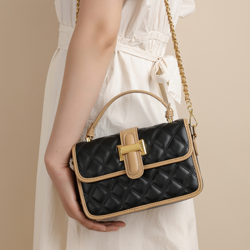Crossbody torbica od PU, horizontalnog kvadratnog oblika, zatvaranje na zip, podstava od poliestera, gradski jednostavan stil.