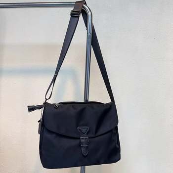 Nylon keresztpántos válltáska, kis négyszögletes formájú, üzleti ingázáshoz; fedeles lezárás; belső zsebek: cipzáras zseb és telefonzseb; belső bélés: poliészter-pamut; egy vállpánt