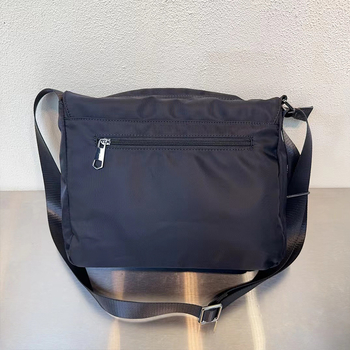 Nylon keresztpántos válltáska, kis négyszögletes formájú, üzleti ingázáshoz; fedeles lezárás; belső zsebek: cipzáras zseb és telefonzseb; belső bélés: poliészter-pamut; egy vállpánt