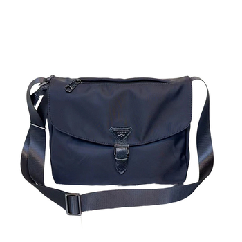 Nylon keresztpántos válltáska, kis négyszögletes formájú, üzleti ingázáshoz; fedeles lezárás; belső zsebek: cipzáras zseb és telefonzseb; belső bélés: poliészter-pamut; egy vállpánt
