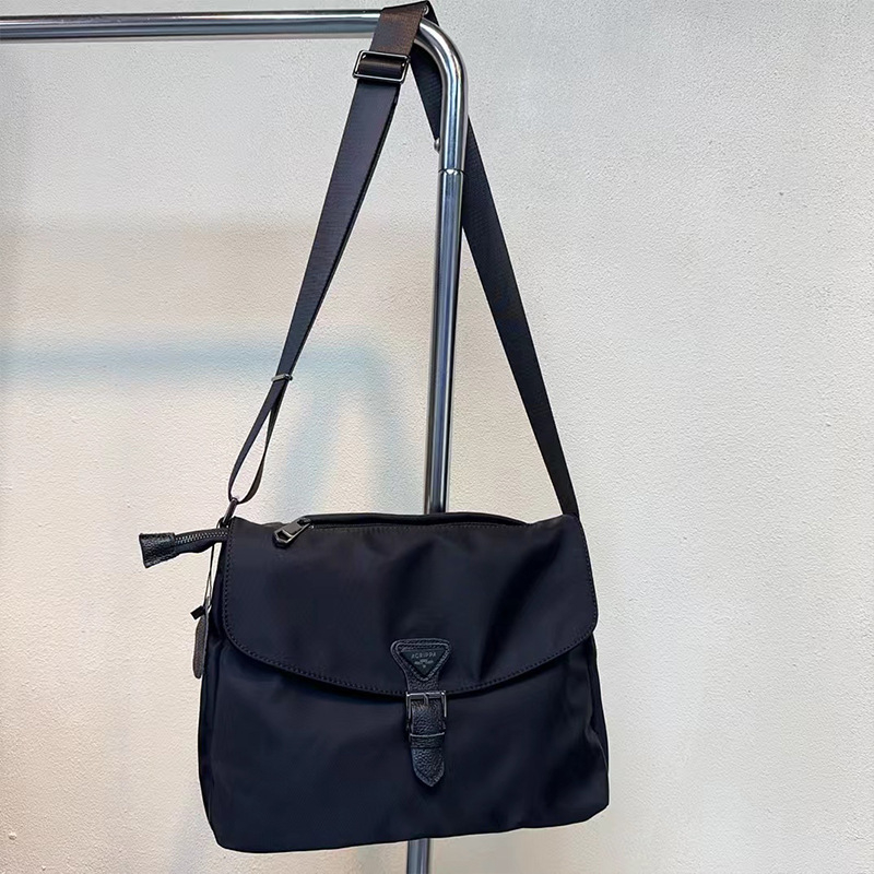 Nylon keresztpántos válltáska, kis négyszögletes formájú, üzleti ingázáshoz; fedeles lezárás; belső zsebek: cipzáras zseb és telefonzseb; belső bélés: poliészter-pamut; egy vállpánt