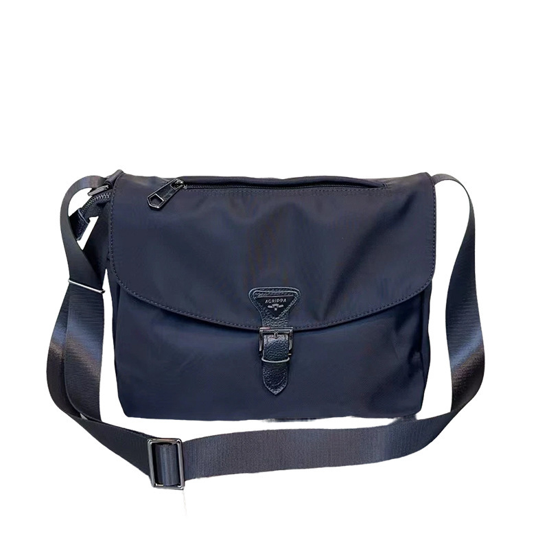 Nylon keresztpántos válltáska, kis négyszögletes formájú, üzleti ingázáshoz; fedeles lezárás; belső zsebek: cipzáras zseb és telefonzseb; belső bélés: poliészter-pamut; egy vállpánt